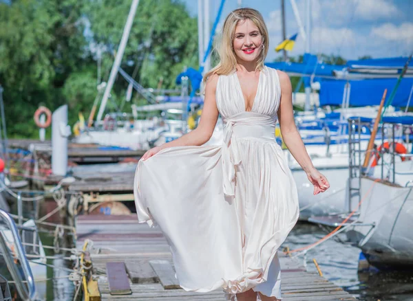 Belle Blonde Yacht Club Femme Soie Volante Robe Blanche Extérieur — Photo