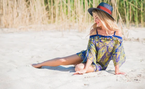 Jovem Muito Agradável Roupas Moda Descansar Praia Férias Conceito Viagem — Fotografia de Stock