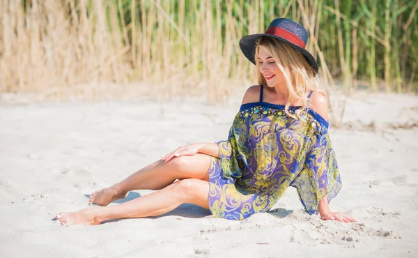 Pěkná Mladá Žena Módním Oblečení Odpočívat Pláži Dovolená Výlet Koncept — Stock fotografie
