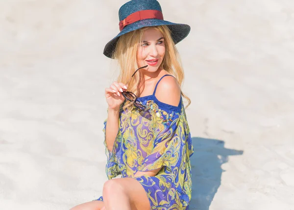 Bella Giovane Donna Abiti Alla Moda Riposo Spiaggia Vacanza Concetto — Foto Stock