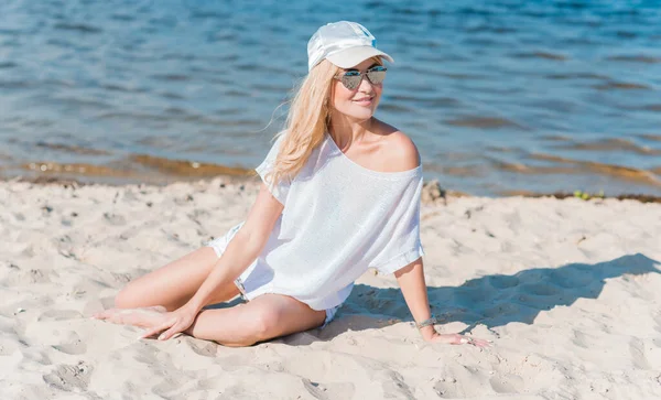 Güzel Şık Elbiseli Genç Bir Kadın Plajda Dinleniyor Tatil Gezi — Stok fotoğraf