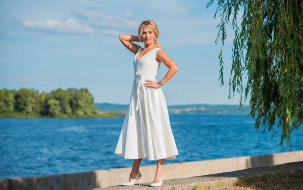 Elegante Frau Mit Blonden Haaren Weißen Midikleid Ufer Konzept White — Stockfoto