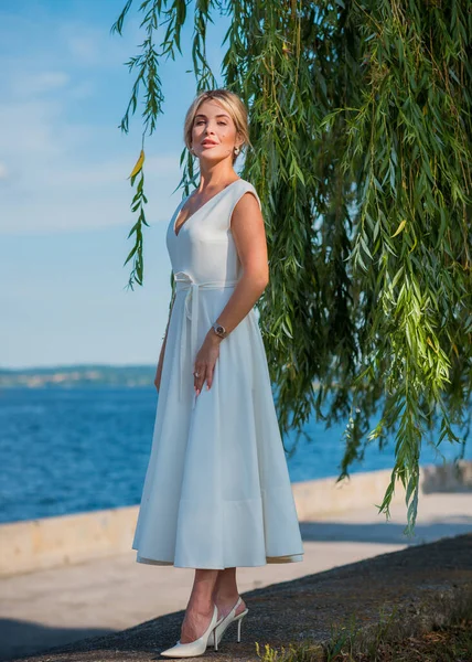 Sahilde Beyaz Midi Elbiseli Zarif Sarışın Kadın Beyaz Kural Şık — Stok fotoğraf