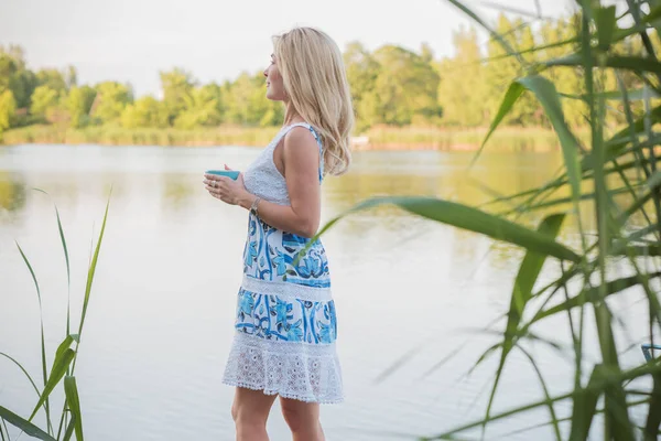 Trevlig Blond Kvinna Sjö Begreppet Lugn Och Naturlandskap — Stockfoto