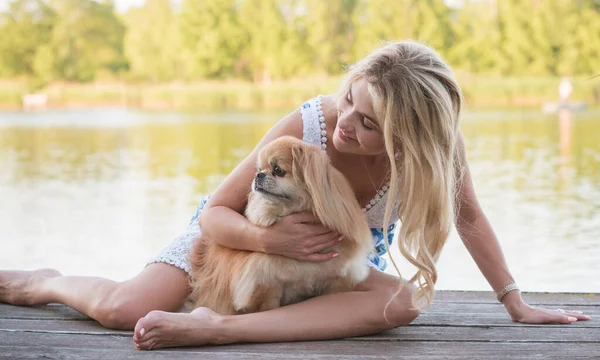 Miła Blondynka Psem Jeziorze Koncepcja Miłości Zwierząt Przyjaźń Ludzi Zwierząt — Zdjęcie stockowe