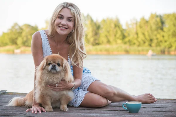 Милая Блондинка Собакой Озере Концепция Любви Домашним Животным Дружба Людей — стоковое фото