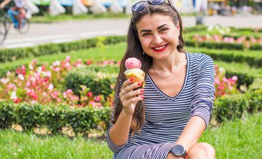 Dondurmalı İspanyol kadın hafta sonu şehirde eğleniyor. Hayatı sev ve kendin ol.