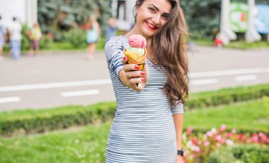 Dondurmalı İspanyol kadın hafta sonu şehirde eğleniyor. Hayatı sev ve kendin ol.