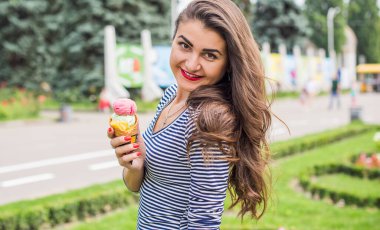 Dondurmalı İspanyol kadın hafta sonu şehirde eğleniyor. Hayatı sev ve kendin ol.