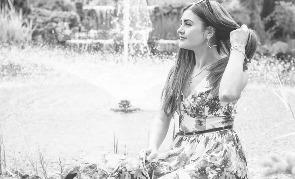Ισπανίδα Όμορφη Νεαρή Γυναίκα Ξεκουράζεται Καλοκαίρι Latina Γυναίκα Χαλαρώστε Στη — Φωτογραφία Αρχείου