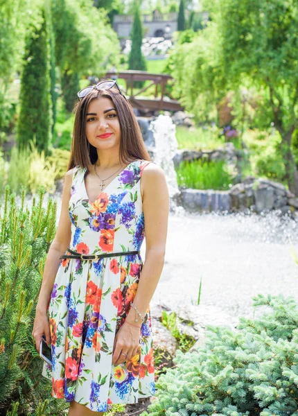 Mulher Bonita Hispânica Descansar Hora Verão Latina Mulher Relaxar Natureza — Fotografia de Stock