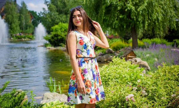 Mulher Bonita Hispânica Descansar Hora Verão Latina Mulher Relaxar Natureza — Fotografia de Stock