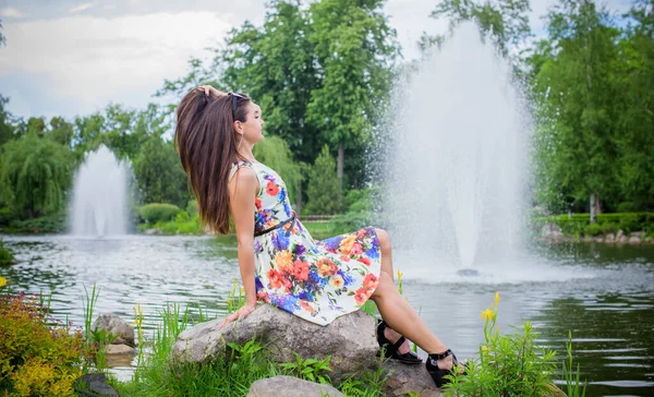 Mulher Bonita Hispânica Descansar Hora Verão Latina Mulher Relaxar Natureza — Fotografia de Stock