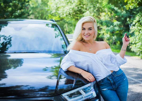 Güzel Bir Kadın Otomobilde Oturuyor Seksi Bir Kadın Lüks Modern — Stok fotoğraf