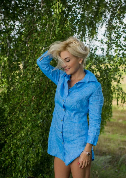 Söt Blond Hår Kvinna Kort Linne Blå Färg Klänning Utomhus — Stockfoto