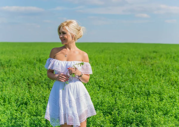 自由の概念は 緑のフィールドでの女性のロマンチックな写真 夜の太陽 白いドレスの美しさロマンチックな女の子屋外 サンシャイン — ストック写真