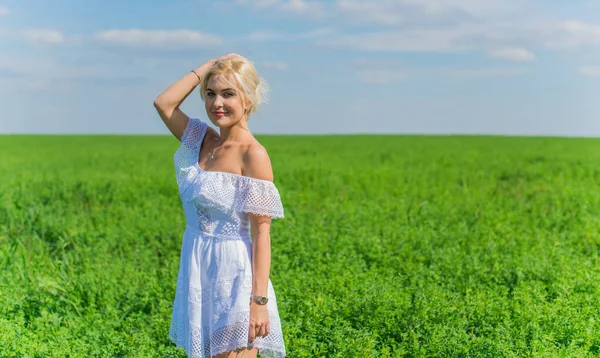 Conceito Liberdade Foto Romântica Mulher Campo Verde Sol Noite Beleza — Fotografia de Stock