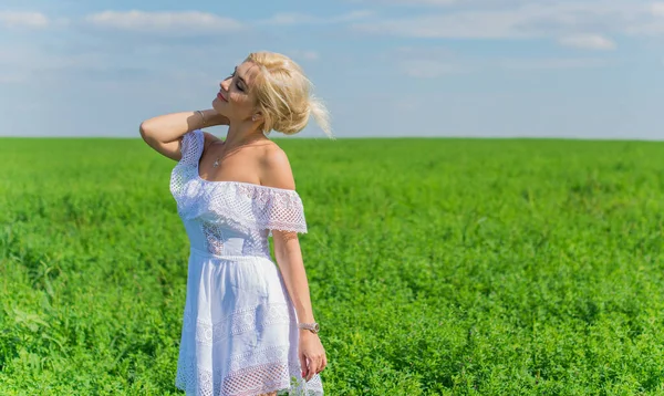 Concept Liberté Photo Romantique Femme Dans Champ Vert Soleil Soir — Photo