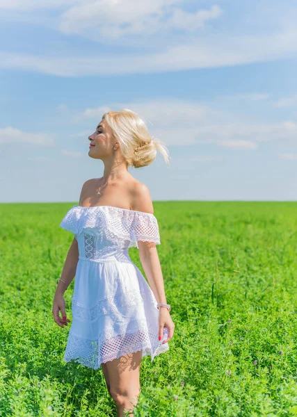 自由の概念は 緑のフィールドでの女性のロマンチックな写真 夜の太陽 白いドレスの美しさロマンチックな女の子屋外 サンシャイン — ストック写真