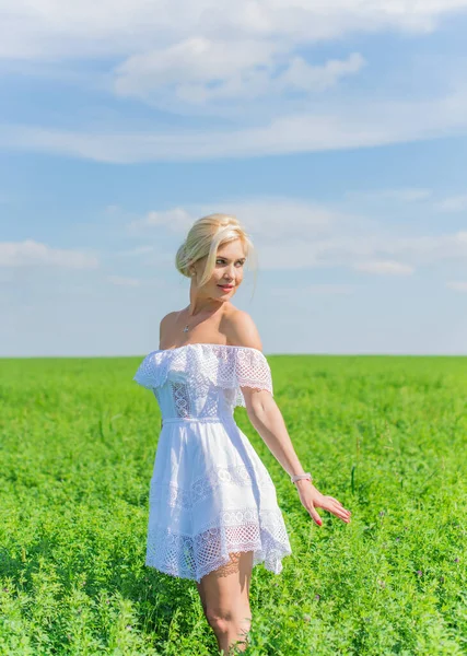 Özgürlük Konsepti Yeşil Tarladaki Kadının Romantik Fotoğrafı Akşam Güneşi Beyaz — Stok fotoğraf