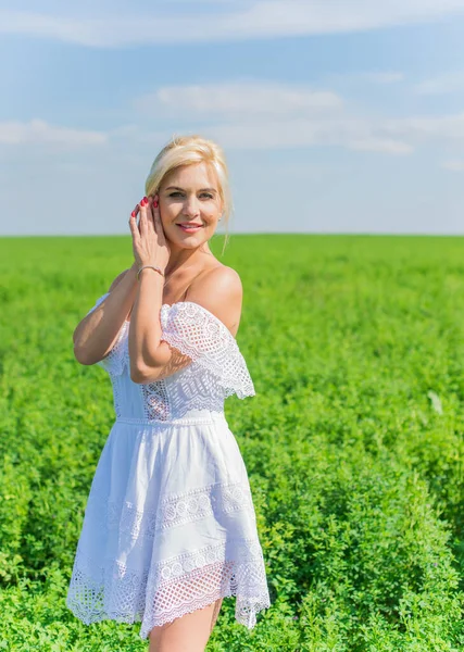 Svoboda Koncept Romantické Fotografie Ženy Zeleném Poli Večerní Slunce Krása — Stock fotografie