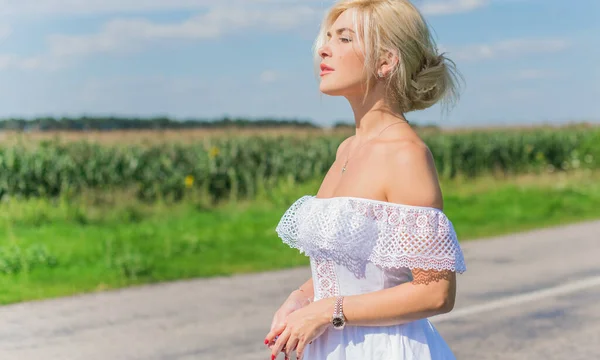 Conceito Liberdade Foto Romântica Mulher Campo Verde Sol Noite Beleza — Fotografia de Stock