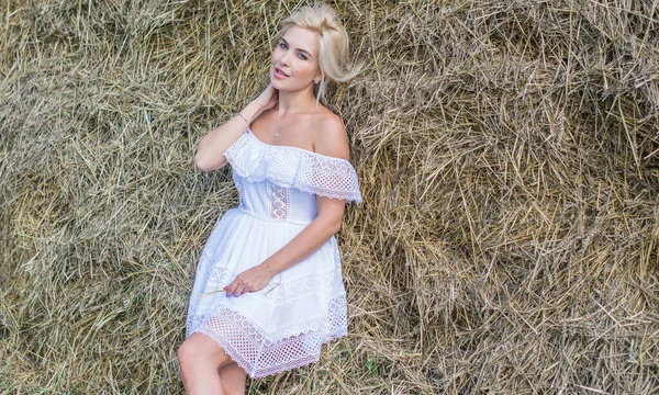 自由概念 年轻快乐的女人在干草中 黄昏的光芒 美丽的女孩在户外享受大自然 穿着白色亚麻布衣服的漂亮模特 — 图库照片
