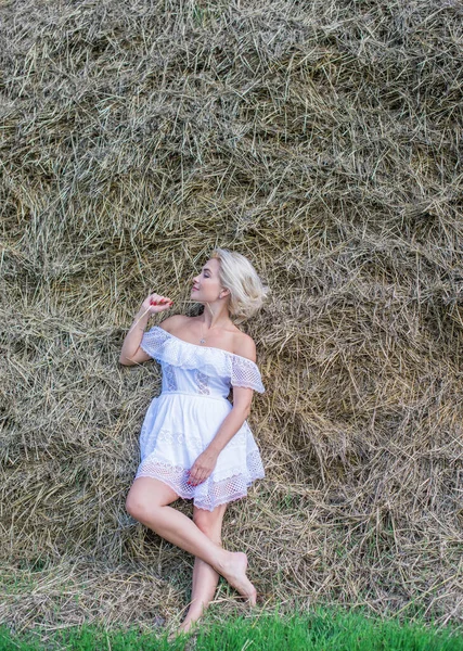 Conceito Liberdade Jovem Mulher Feliz Feno Luz Noite Menina Beleza — Fotografia de Stock