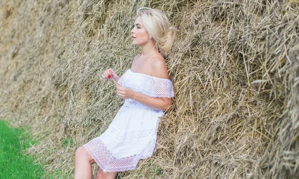 自由概念 年轻快乐的女人在干草中 黄昏的光芒 美丽的女孩在户外享受大自然 穿着白色亚麻布衣服的漂亮模特 — 图库照片