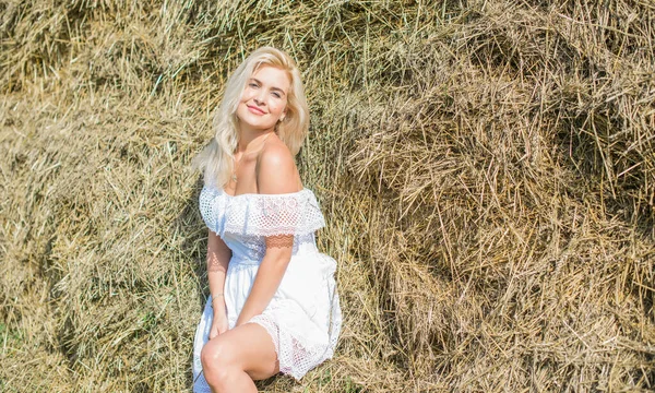 Conceito Liberdade Jovem Mulher Feliz Feno Luz Noite Menina Beleza — Fotografia de Stock