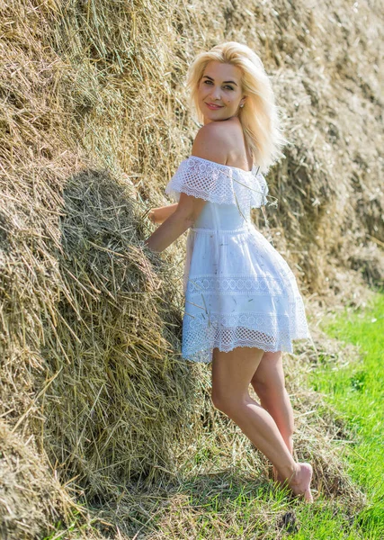건초더미에 미녀는 자연을 즐기는 좋아한다 아마포 아름다운 — 스톡 사진