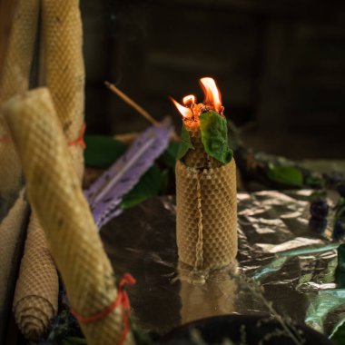 Aşk sihirli sunak mumu bitkilerle yanar, mumlar arasında sihir, aşkı çeker, pozitif enerji ve sağlık, vikan konsepti