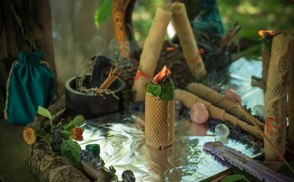 爱情的魔力大自然的祭坛用香草燃烧 蜡烛的魔力 吸引爱情 积极的能量和健康 邪恶的概念 — 图库照片