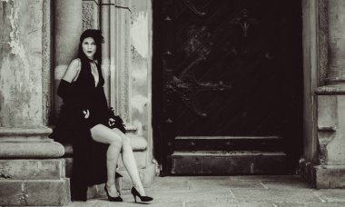 Cadılar Bayramı 'nda gotik ve görkemli retro görünümlü bir bayan. Tüyleri ve el yapımı güzel aksesuarları olan klasik elbiseli güzel bir vatandaş. Cadılar Bayramı için fikirler