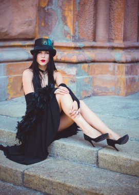 Cadılar Bayramı 'nda gotik ve görkemli retro görünümlü bir bayan. Tüyleri ve el yapımı güzel aksesuarları olan klasik elbiseli güzel bir vatandaş. Cadılar Bayramı için fikirler