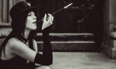 Cadılar Bayramı 'nda gotik ve görkemli retro görünümlü bir bayan. Tüyleri ve el yapımı güzel aksesuarları olan klasik elbiseli güzel bir vatandaş. Cadılar Bayramı için fikirler