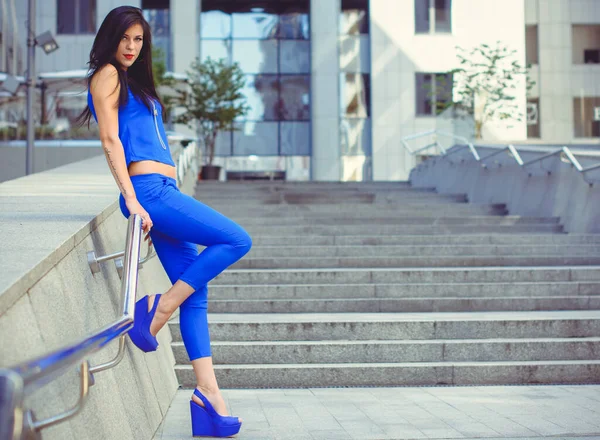 Una Mujer Traje Azul Pelo Largo Oscuro Espera Sus Amigos — Foto de Stock