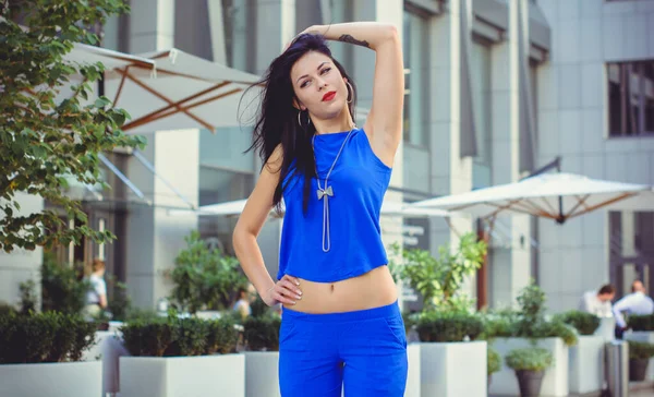 Koyu Renk Uzun Saçlı Mavi Takım Elbiseli Bir Kadın Şehirde — Stok fotoğraf