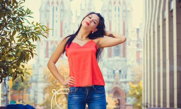 Een Vrouw Een Blauw Pak Met Donker Lang Haar Wacht — Stockfoto