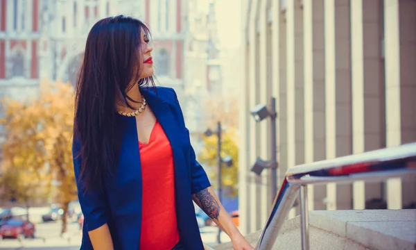 Una Mujer Traje Azul Pelo Largo Oscuro Espera Sus Amigos — Foto de Stock