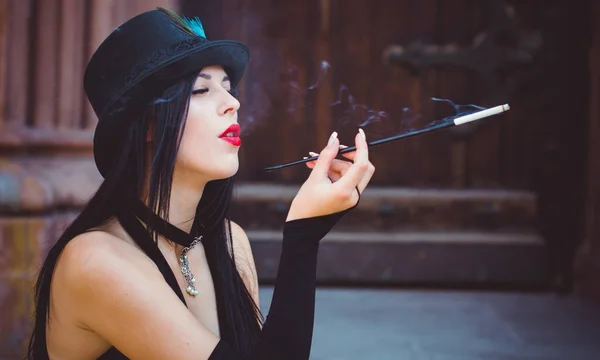 10 000 000 imagenes de Elegant smoking woman libres de derechos Depositphotos