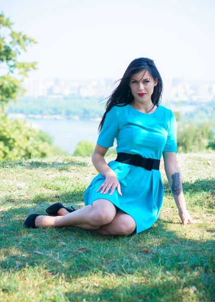 Una Chica Con Vestido Azul Está Caminando Por Ciudad Cerca —  Fotos de Stock