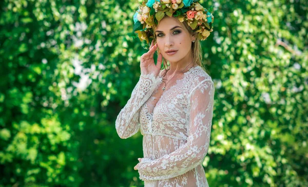 Mujer Romántica Aro Flores Pelo Vestido Encaje Transparente Lago — Foto de Stock