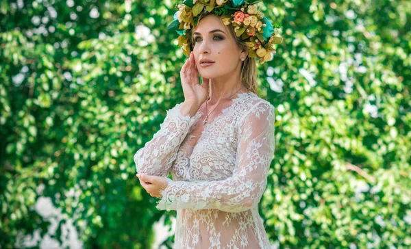 Çiçek Çemberli Saçlı Dantelli Gölde Şeffaf Elbiseli Romantik Bir Kadın — Stok fotoğraf