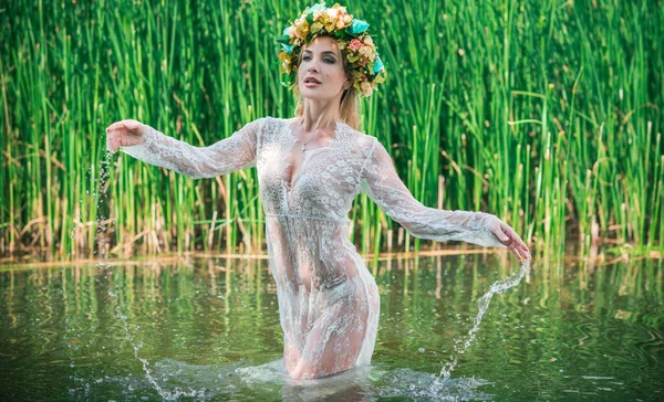 ロマンチックな女性の花のフープで髪 レース透明ドレスで湖 — ストック写真
