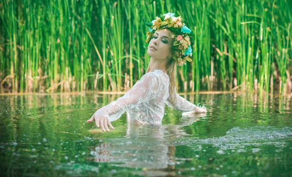 Mujer Romántica Aro Flores Pelo Vestido Encaje Transparente Lago — Foto de Stock