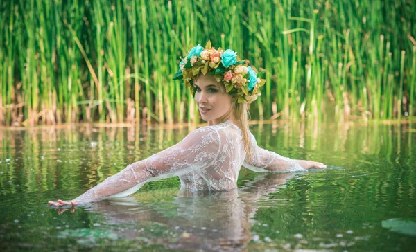 Romantische Vrouw Bloemenhoepel Bij Haar Kant Transparante Jurk Meer — Stockfoto