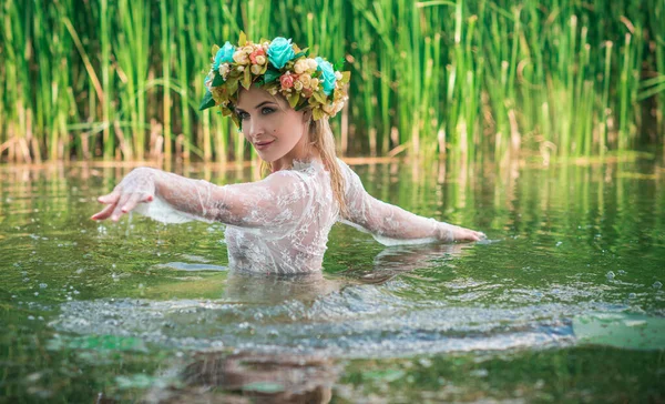 Femme Romantique Cerceau Fleurs Aux Cheveux Robe Transparente Dentelle Dans — Photo