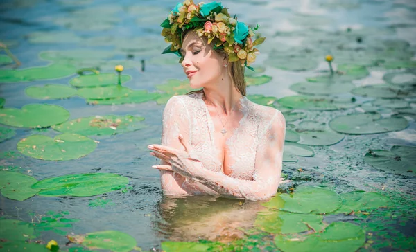 Femme Romantique Cerceau Fleurs Aux Cheveux Robe Transparente Dentelle Dans — Photo