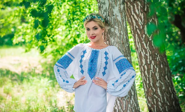 Concepto Moda Étnica Linda Chica Camisa Bordada Blanca Ubicación Naturaleza — Foto de Stock